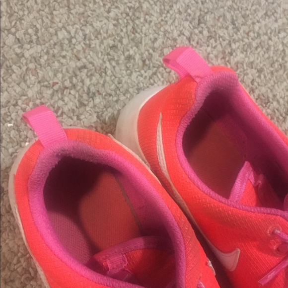 Nike Women's Roshe Sneakers - Picture 4 of 7